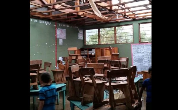 Fuertes vientos destruyen techo de escuela en Santa Bárbara    