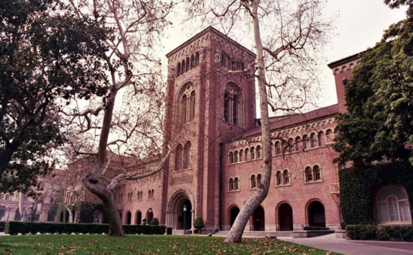 Escándalo sexual en universidad de California por ginecólogo acusado de abuso