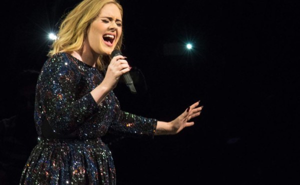 ¿Qué pasa cuando Adele olvida la letra de sus propias canciones?