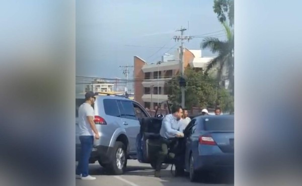 Video: hombres se van a los golpes por derecho a vía en Honduras
