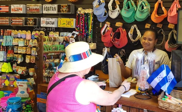 Cruceristas inyectan más de $900 millones a Roatán