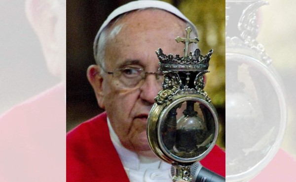 Milagro en Nápoles: La sangre de San Genaro se licúa ante el Papa Francisco