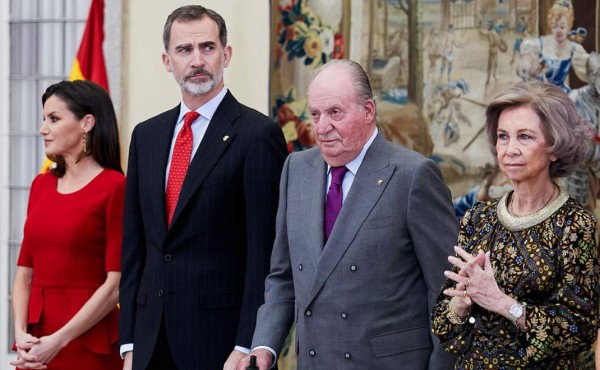 Rey de España Felipe VI renuncia a herencia de su padre Juan Carlos y le retira asignación