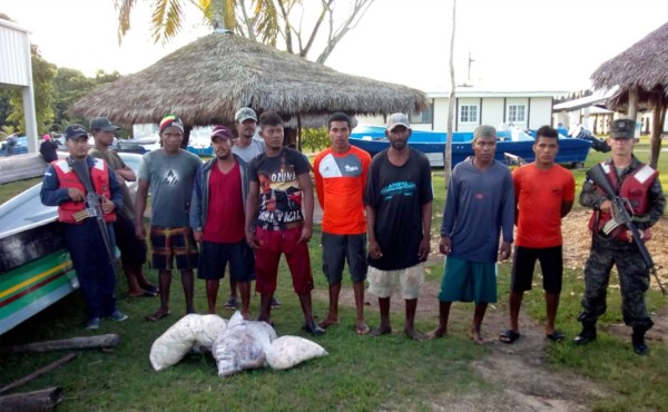 Detienen a 10 hombres por supuesta pesca ilegal en Gracias a Dios