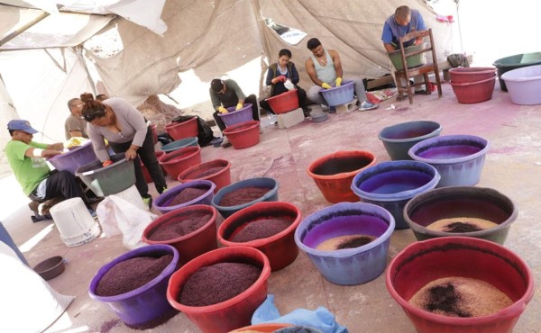 Capitalinos ya trabajan coloridas alfombras para lucir en Semana Santa