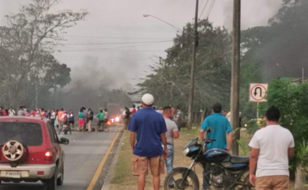 Pobladores de Baracoa protestan por reparación de bordos