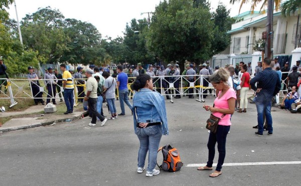 Costa Rica busca trasladar 4,000 cubanos a México