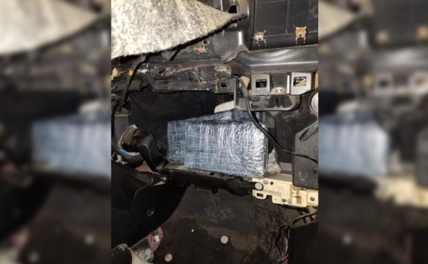Cocaína era llevada escondida en tablero de carro