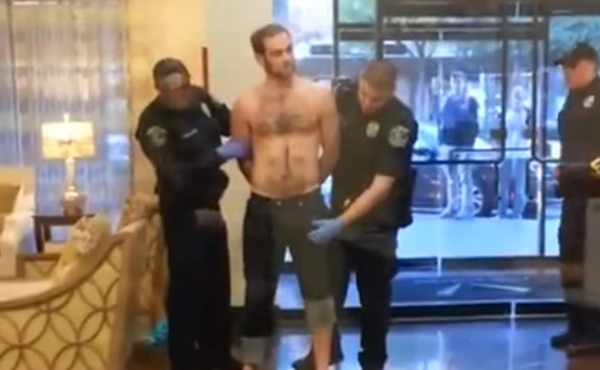 Policía confunde arma con el miembro viril de un hombre