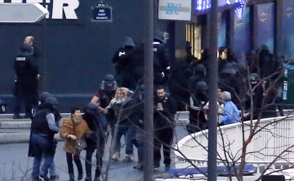 Liberan rehenes y muere secuestrador de tienda judía en París