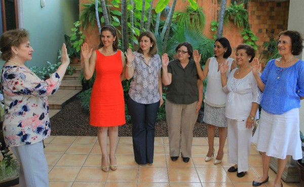 Amah juramenta a su nueva directiva 2015-2016