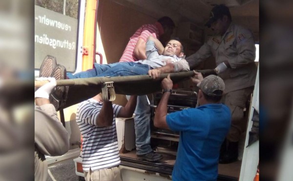 Uno de los heridos mientras es atendido por los bomberos.