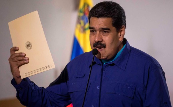 Maduro firma el acuerdo del diálogo que rechazó la oposición venezolana