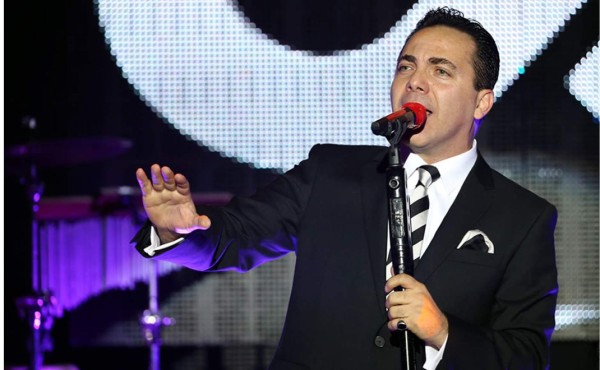 Cristian Castro pide matrimonio por anuncio de prensa  