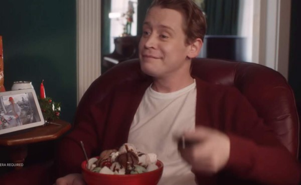 Macaulay Culkin recrea escenas de 'Mi pobre angelito'