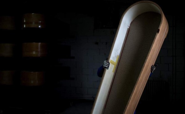 El pueblo español que vive de los ataúdes, desbordado de trabajo por el coronavirus