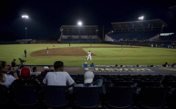 Taiwán autoriza público en los estadios de béisbol tras meses de confinamiento
