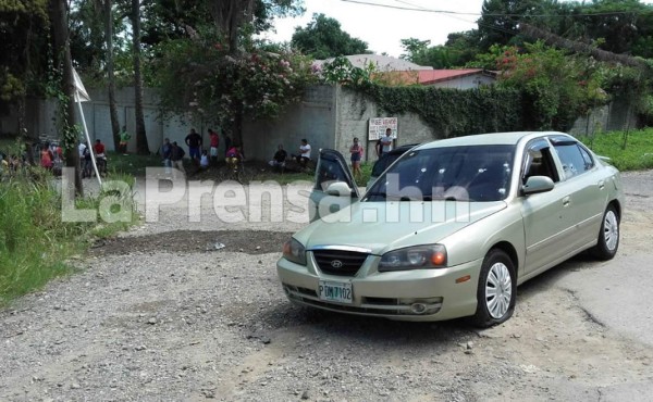 Desde un carro ultiman a pareja en la CA-13 de La Ceiba
