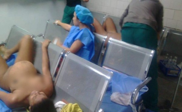 Detenidos por fotos de mujeres dando a luz