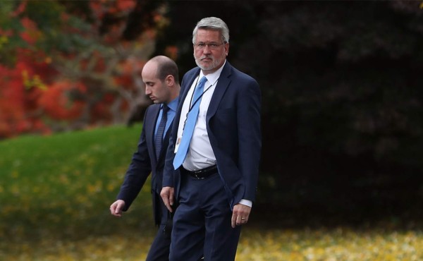 Renuncian dos funcionarios de Trump en un solo día