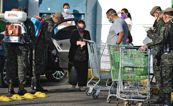 Limpian y fumigan mercados y supermercados contra el coronavirus