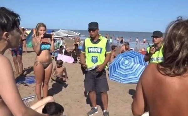 Aprueban el 'topless' en playa argentina tras escándalo