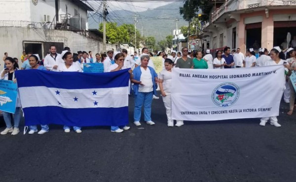 Enfermeras y médicos protestan en la ciudad de San Pedro Sula, departamento de Cortés, zona norte de Honduras.