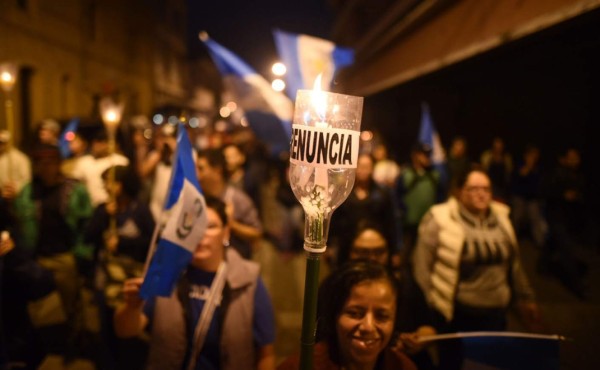 Guatemala: piden la renuncia de Morales mientras sigue la amenaza del volcán de Fuego