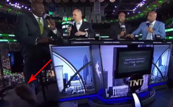 Shaquille O'Neal causa revuelo al mostrar su 'extraño' pie en vivo