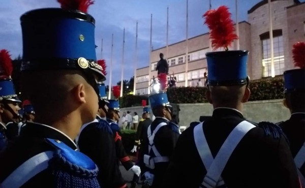 Autoridades hondureñas encabezan izada de la Bandera Nacional