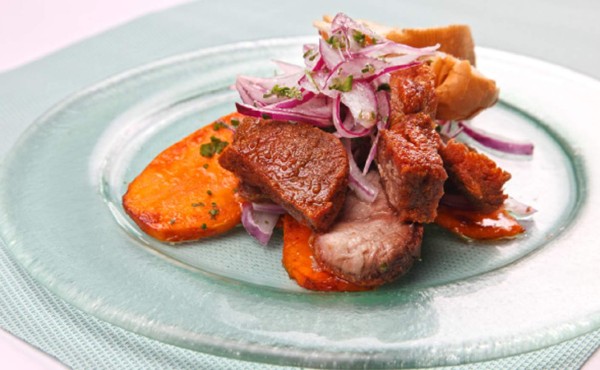 Chicharrón con camote y criollita