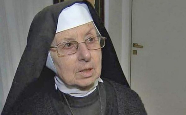 Video capta a monja agarrando dos maletas cargadas de dólares