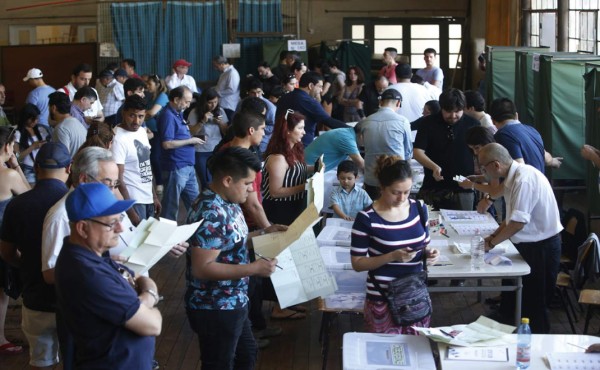 Comienzan a cerrar las mesas de votación de las elecciones generales en Chile