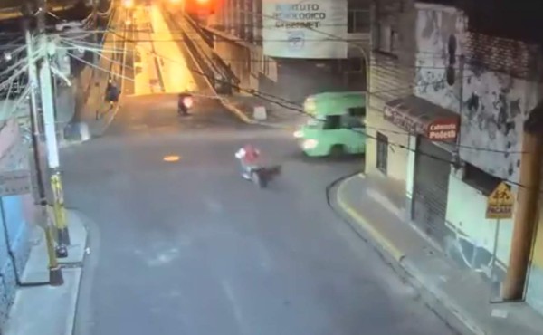 ¡Imprudencia fatal! Otro video del 911 muestra cómo motociclista es embestido por bus   