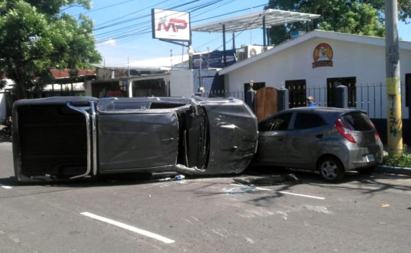 Video: Carro vuelca por no hacer el alto en la 7 calle de San Pedro Sula