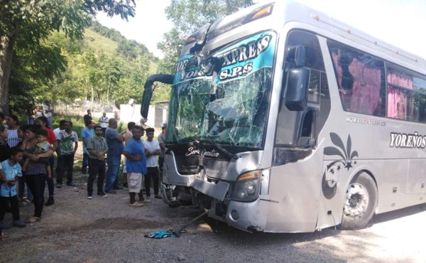 Niña muere arrollada cuando esperaba un bus con su tía en Yoro