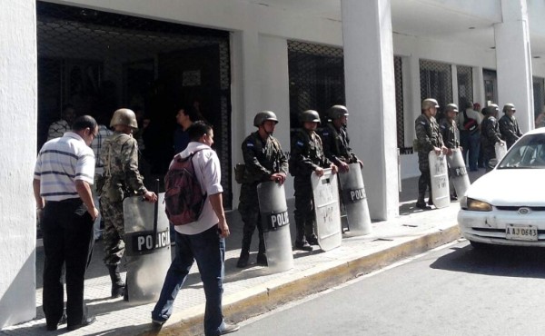 Militarizan oficinas de la DEI previo a cierre y despido de empleados