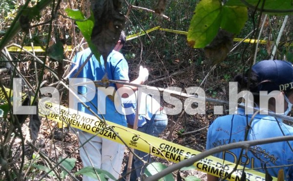 Exhuman cinco fosas en Villanueva, Cortés