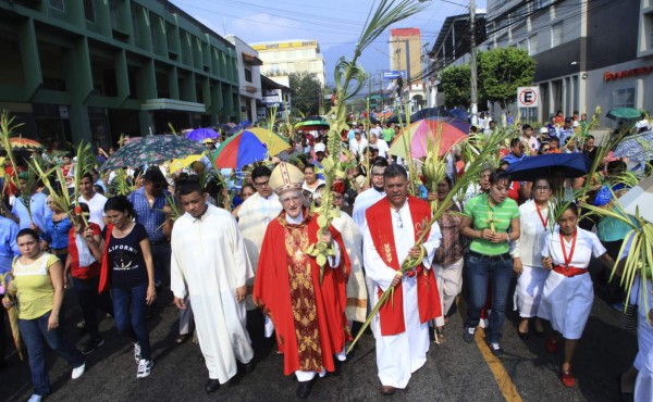 Sampedranos acuden con fe a la bendición de ramos
