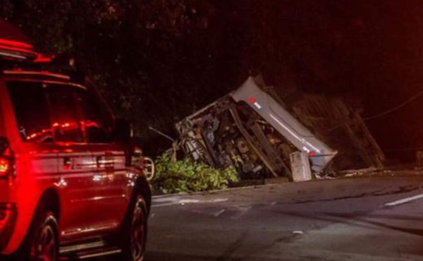 Mueren 18 personas tras desbarrancarse un bus en Brasil