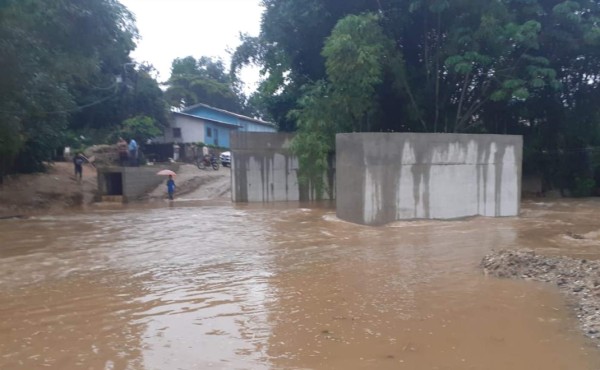 Aldeas incomunicadas y transporte público varado por inundaciones en Balfate, Colón