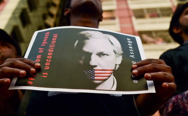 Ecuador entregará a EEUU material informático de Assange en Londres