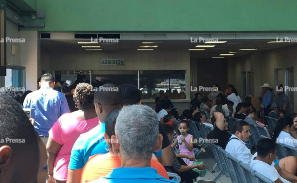 A hondureños les 'agarra' la noche esperando ser atendidos en la emergencia del Seguro Social