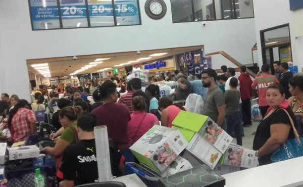 Así viven los hondureños la fiebre del 'Black Friday'