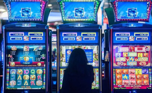 Mujer bate récord millonario de premio tragamonedas en casino de Florida