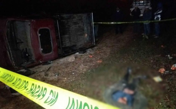 Un muerto tras volcar vehículo con 12 pasajeros en Intibucá
