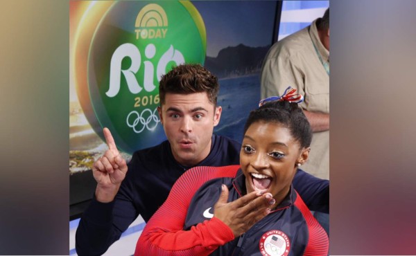 Zac Efron da tremenda sorpresa a la gimnasta Simone Biles