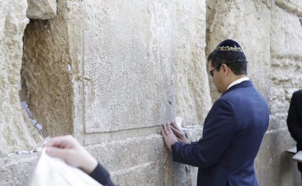 Juan Orlando Hernández ora por Honduras en el Muro de los Lamentos