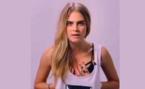 Cara Delevingne se toca sugerentemente los senos para ayudar a los hombres