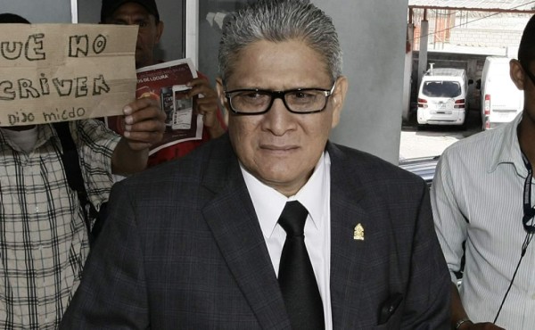 Esdras arremete contra Mel Zelaya por no inscribirlo